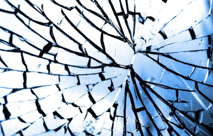 Glasbruch im Haushalt – So lässt sich ein Glasschaden sicher beseitigen